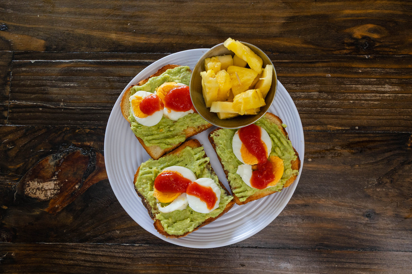 Toast de aguacate y huevo duro