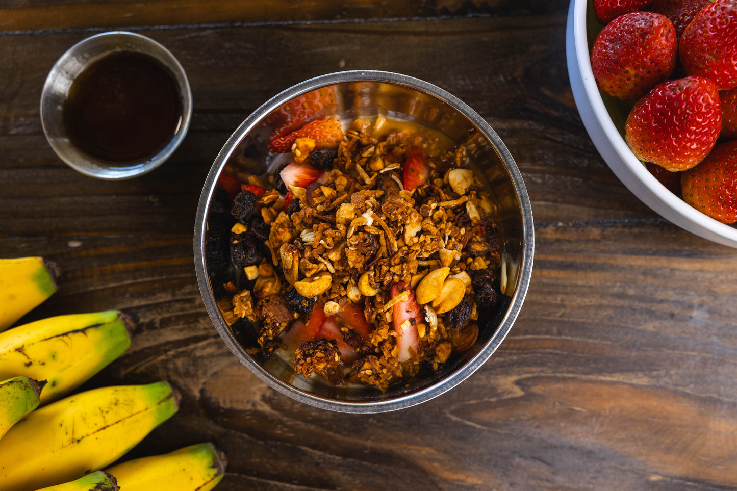 Yogurt con granola y fruta