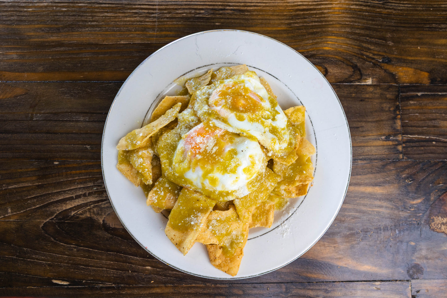 Chilaquiles de huevo estrellado