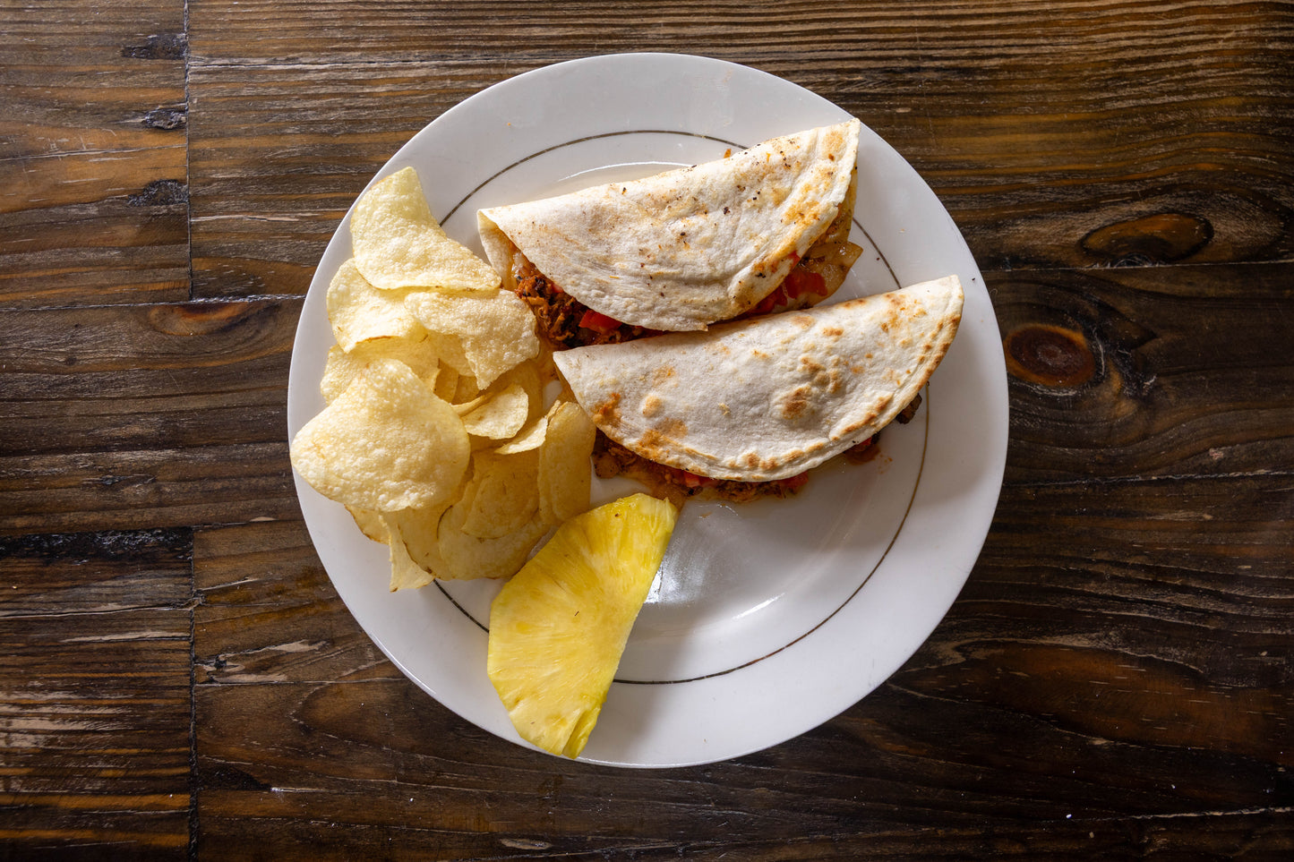 Gringas de pollo adobado con chips + Fruta