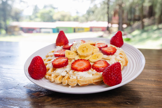 Wafles con miel y fruta
