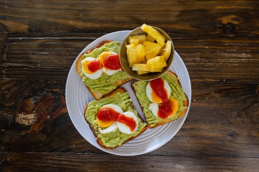 Toast de aguacate y huevo duro