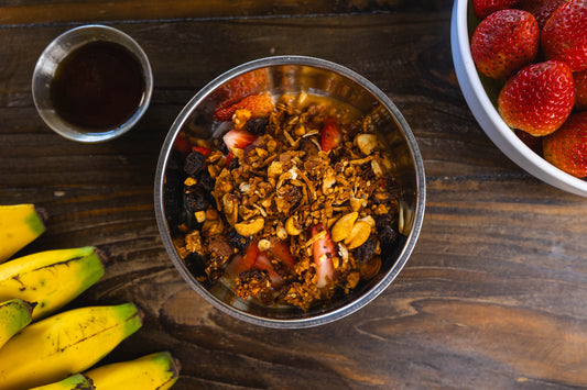 Yogurt con granola y fruta