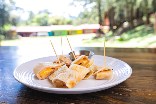 Flautas de huevo y queso + fruta