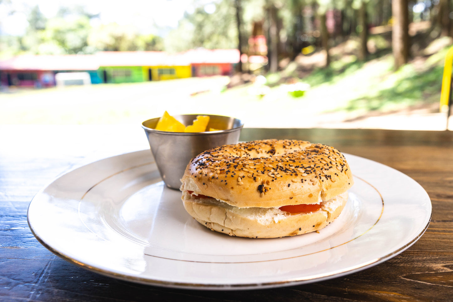 Bagel de queso crema y tomate